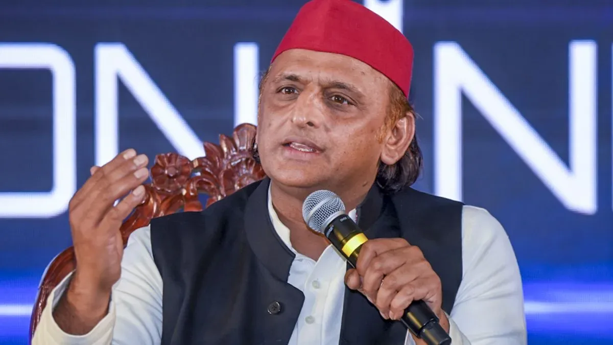 राजनीतिक बदलाव: यूपी चुनाव से पहले अखिलेश यादव का लाल के साथ नीला रंग अपनाने का मास्टरस्ट्रोक
