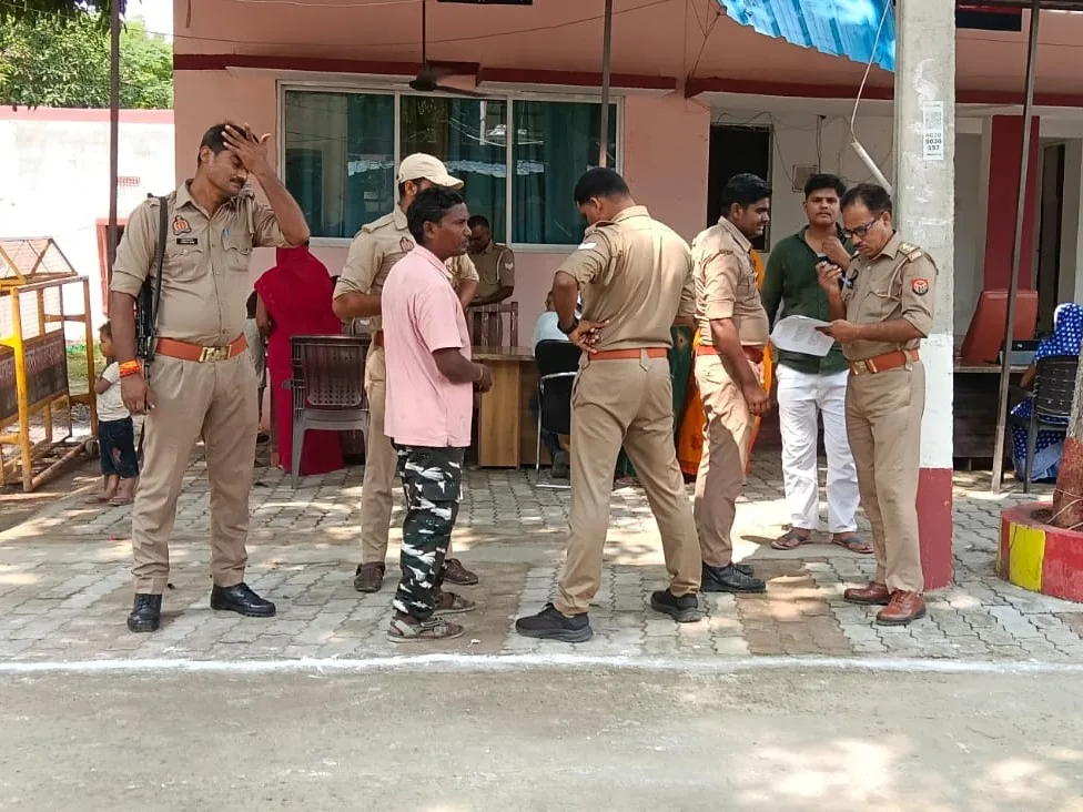 बड़ी लापरवाही: जमानियां कोतवाली से हथकड़ी सरका कर भागा बाइक चोर गिरफ्तार