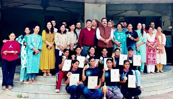 शानदार सफलता: सिरमौर के महाविद्यालय में महिला कबड्डी टीम की उपलब्धि पर विजय उत्सव