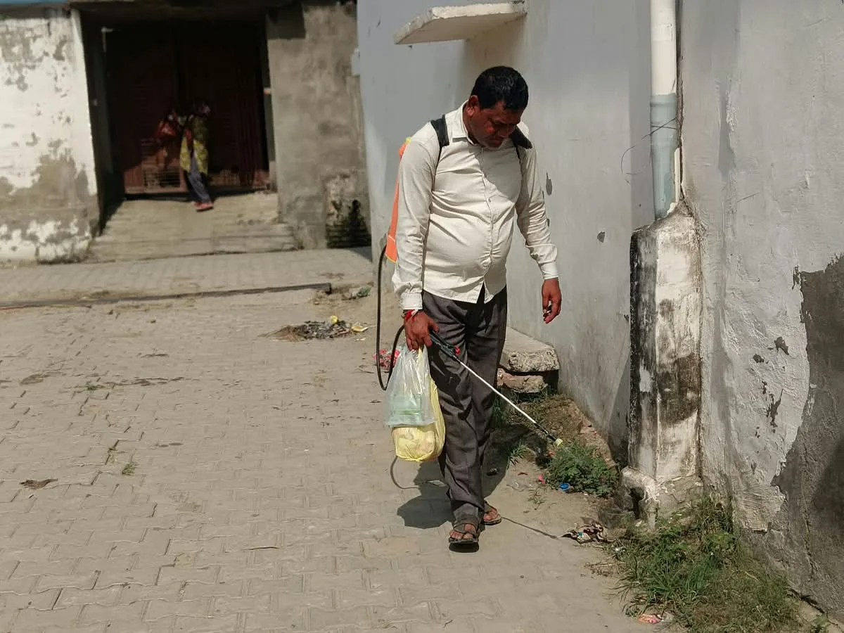 प्रशासनिक लापरवाही: अयोध्या में मच्छरों से परेशान कर्मचारी ने खुद कराया छिड़काव