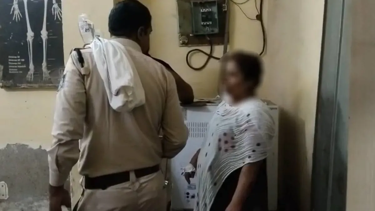 खौफनाक हमला: शराबी पति को समझाने गई पत्नी को कैंची से गोदा, अस्पताल में भर्ती