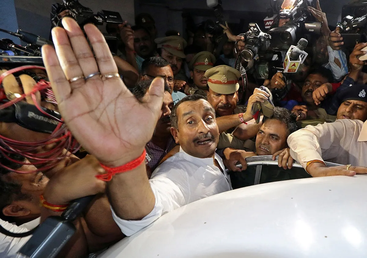 जन आक्रोश: आरोपी द्वारा पीड़िता को जबरन वाहन में बैठाने पर लोगों ने की जमकर धुनाई