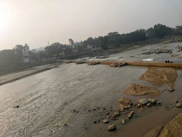 बड़ा संकट: कटहां नदी में अचानक पहाड़ी पानी आने से खेल नर्सरी और खिलाड़ियों का भविष्य खतरे में