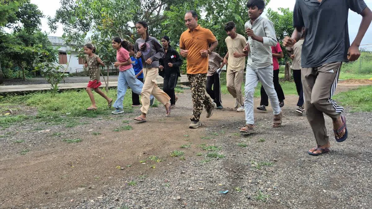 अद्भुत सफलता: सरकारी स्कूल के खिलाड़ियों ने कीचड़ भरे मैदान में नंगे पांव अभ्यास कर जीते 16 मेडल