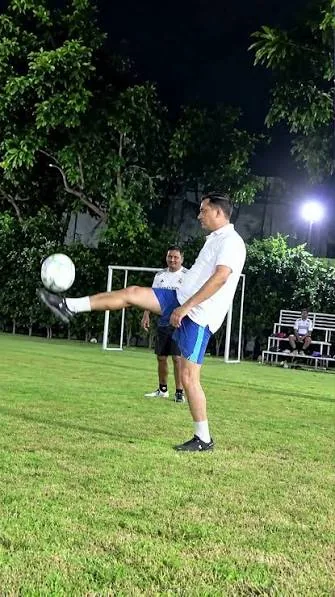 राजनीतिक हलचल: हल्द्वानी में सीएम धामी ने युवाओं के साथ फुटबॉल खेलकर 2027 चुनाव पर किया बड़ा दावा