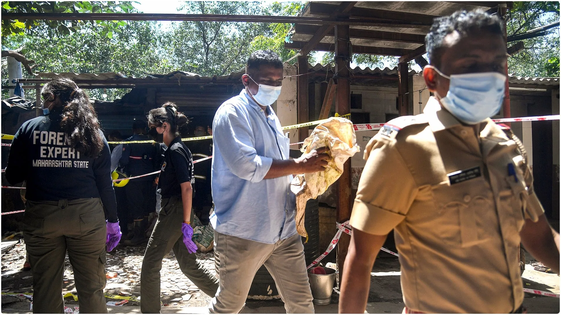 बड़ी लापरवाही: मुंबई में सार्वजनिक शौचालय के भीतर जहरीली गैस से दो लोगों की मौत