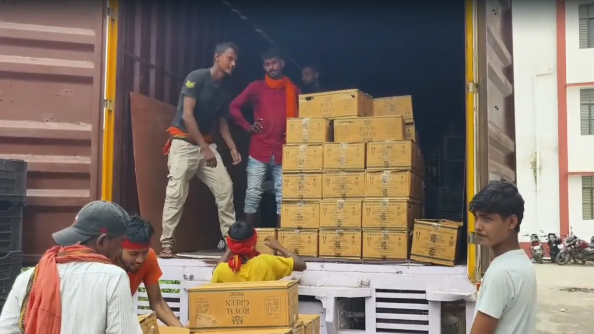 बड़ी कार्रवाई: मुजफ्फरपुर में राजस्थान नंबर के कंटेनर से 375 कार्टन शराब बरामद, दो गिरफ्तार