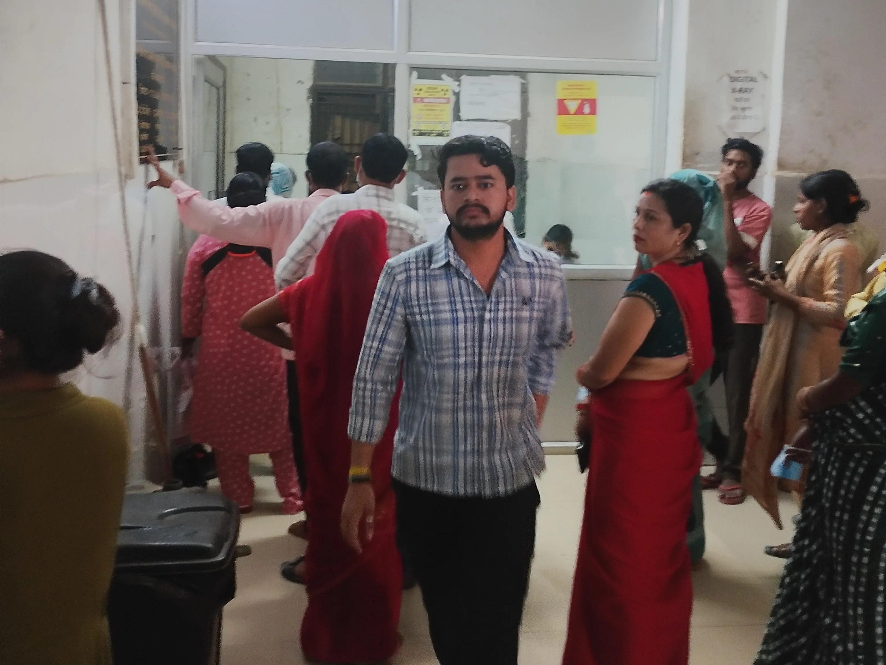 चिकित्सा संकट: अयोध्या मेडिकल कॉलेज में एक्स-रे मशीन खराब और बिजली गुल होने से मरीज परेशान