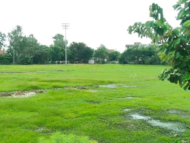 मैदान में जलभराव: छतोह का खेल मैदान जलमग्न होने से खिलाड़ियों की तैयारी पर असर
