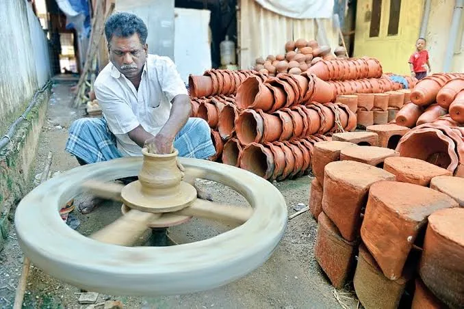 आधुनिक बदलाव: उत्तर प्रदेश में इलेक्ट्रिक चाक और मशीनों से बदल रही कुम्हारों की पारंपरिक कला