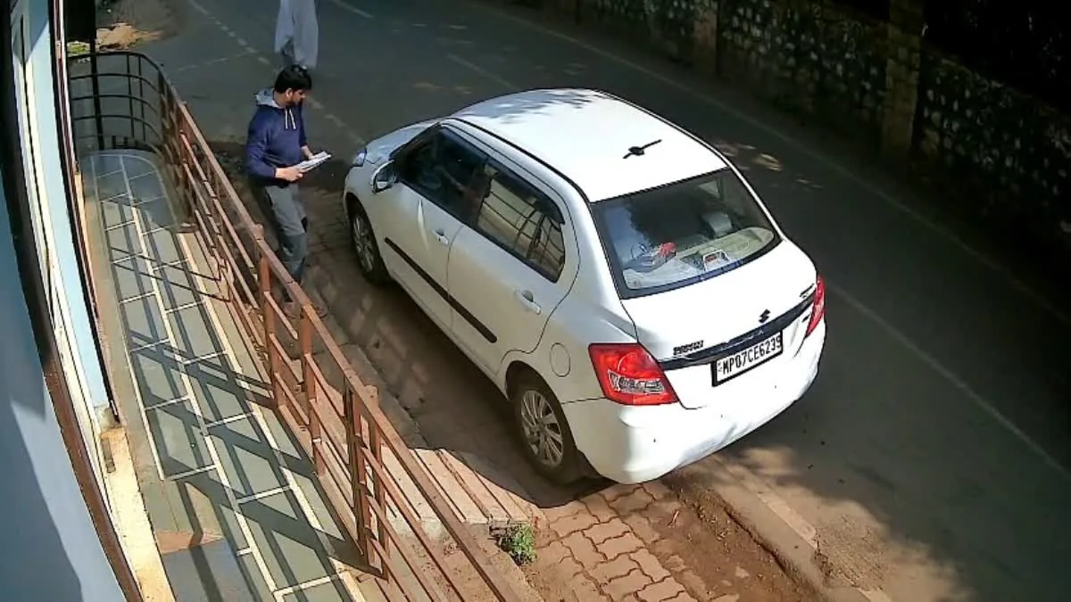 अनोखी चोरी: मध्य प्रदेश के सरकारी दफ्तर से कचरा गाड़ी गायब, सीसीटीवी में कैद हुई वारदात