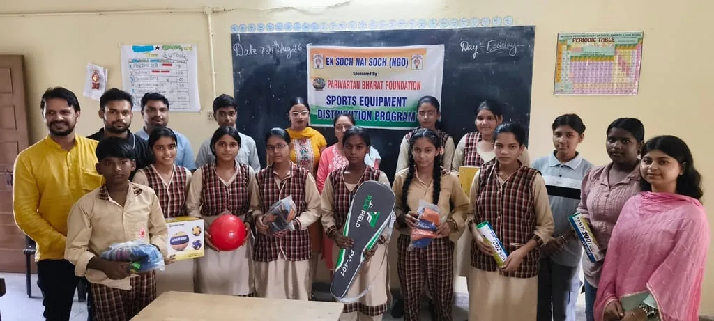 खेल सामग्री वितरण: फुटबॉल टीम के खिलाड़ियों को बांटी गई खेल सामग्री