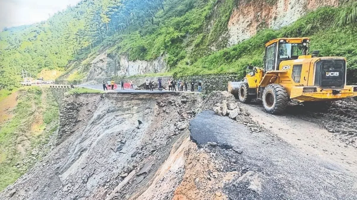 सड़क सुरक्षा संकट: कर्णप्रयाग-नैनीताल हाईवे पर पहाड़ी धंसने से मार्ग अवरुद्ध, दो युवा सुरक्षित बचे
