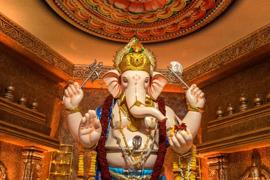गणपति की धूम: बाराबंकी के टिकैत गंज में मंदिरों के पास हुआ भव्य आयोजन