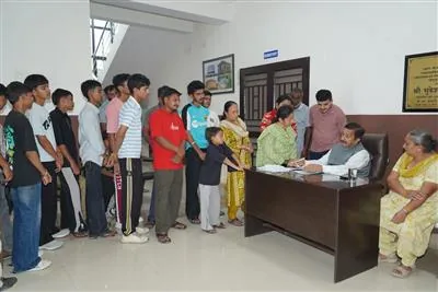 जन कल्याण: व्यवसायिक प्रोत्साहन केंद्र गोंदपुर बुल्ला में मुकेश अग्निहोत्री ने सुनीं लोगों की समस्याएं और बांटे 3.60 लाख के चेक