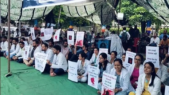 जूनियर डॉक्टरों की हड़ताल: गोरखपुर एम्स में हंगामे के बाद कार्य बहिष्कार और वापसी