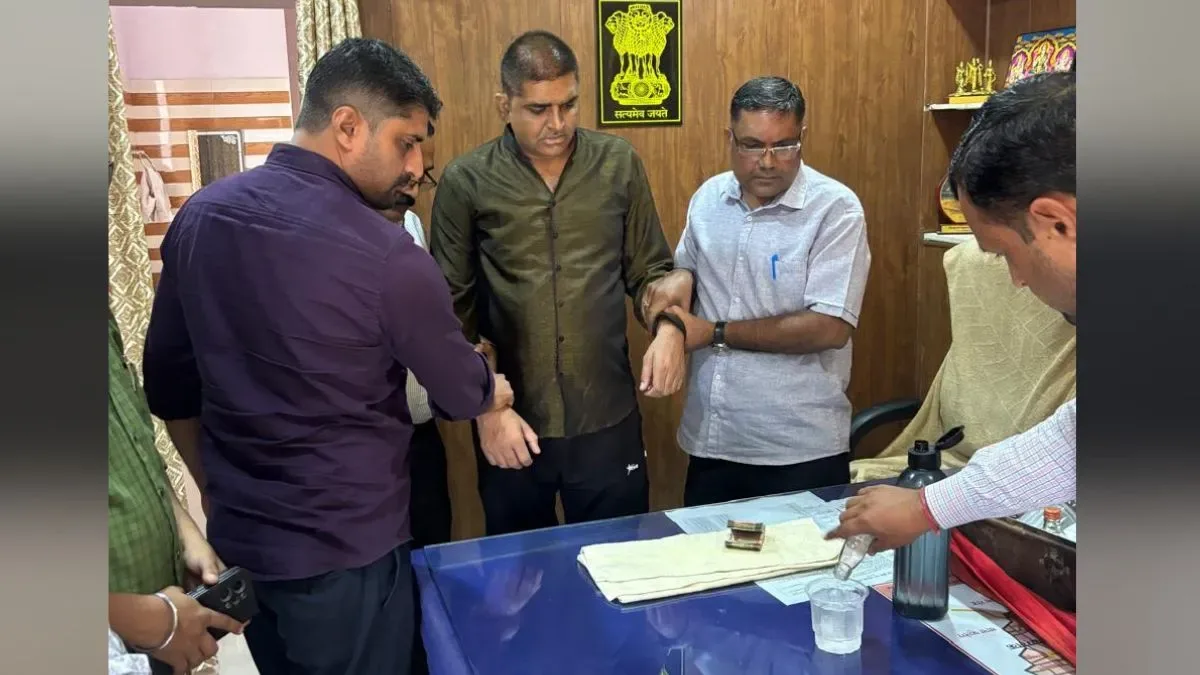 बड़ी कार्रवाई: राजस्थान में 50 हजार रुपये की रिश्वत लेते पुलिस अधिकारी गिरफ्तार, घर पर मिला अकूत धन