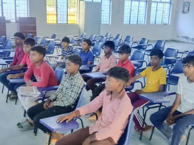 खेल पाठशाला: श्रीरामपुर स्टेडियम में बच्चों को शारीरिक प्रशिक्षण दे रहे अनुपम यादव