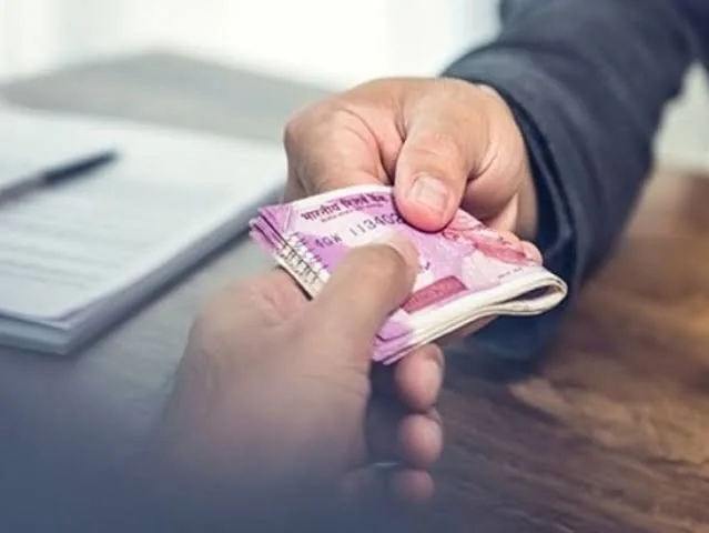 रिश्वत का खेल: विरासत में मिली संपत्ति ट्रांसफर कराने में 58% परिवारों ने बताई परेशानी
