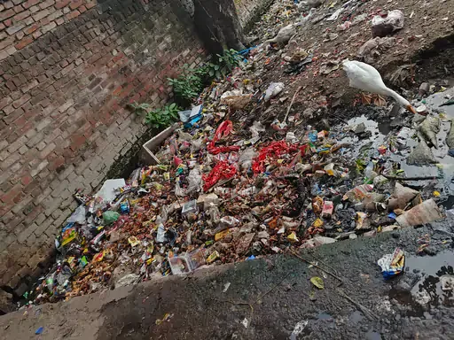 प्रशासनिक लापरवाही: शाही खैरात खाना बाजार खाला क्षेत्र में सफाई व्यवस्था पूरी तरह विफल, पंद्रह दिनों से कूड़ा नहीं उठा