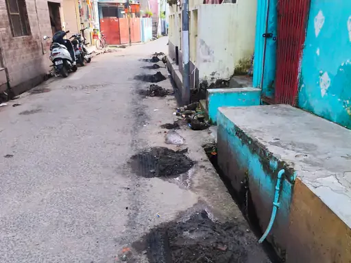 नाली सफाई का संकट: गोरखपुर के दीवान बाजार में सड़क पर फैला मलबा