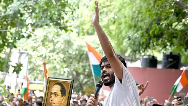 राजनीतिक घमासान: अभिजीत दीपके का भाजपा पर 'स्कूल ठीक करो' अभियान को लेकर तीखा हमला