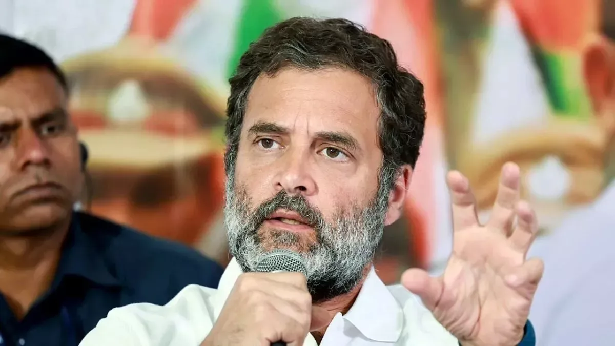 तीखा टकराव: राहुल गांधी ने चुनाव आयोग के अधिकारियों पर संविधान पर हमले का लगाया आरोप