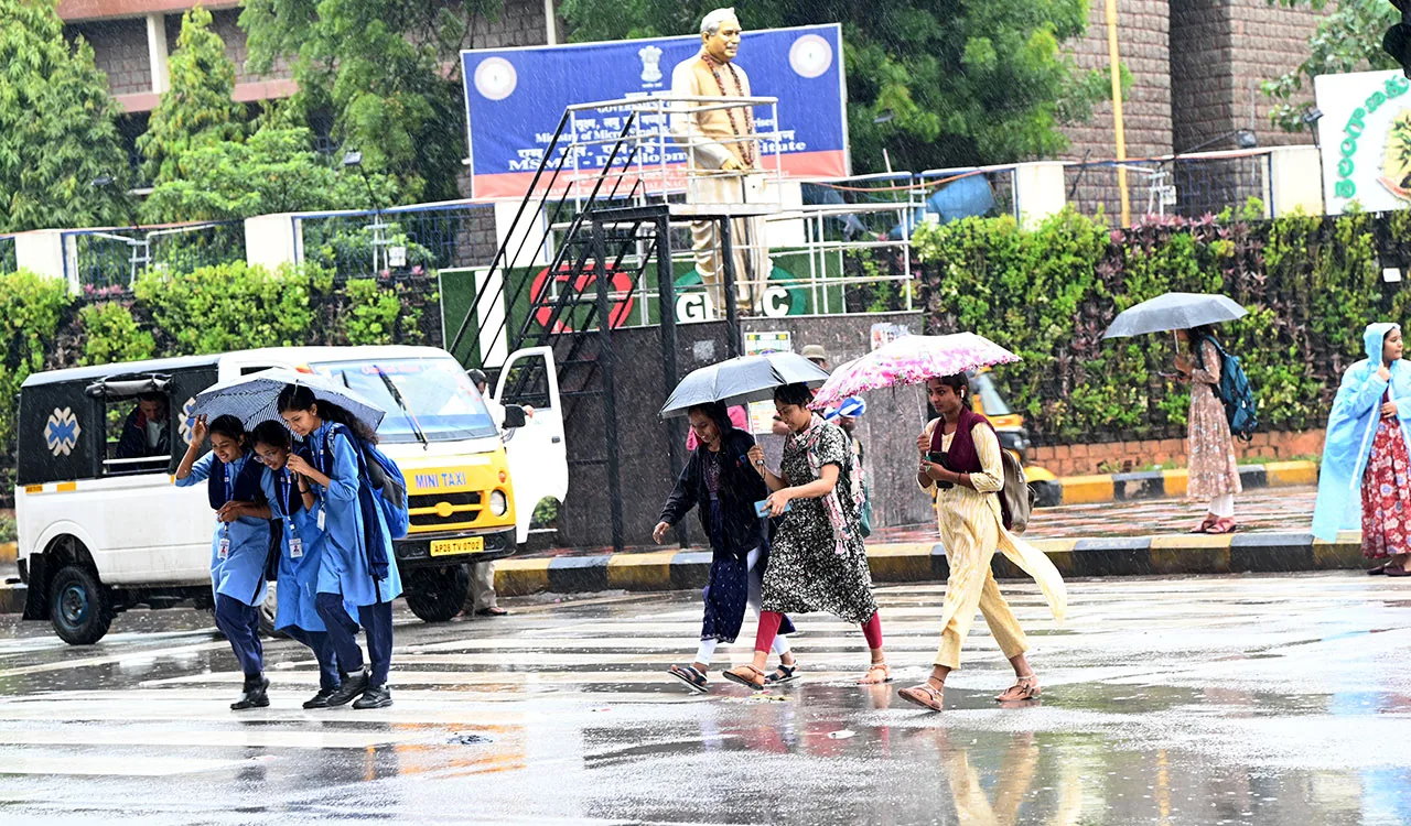 मौसम का कहर: लगातार छत्तीस घंटे की मानसूनी बारिश से लखनऊ के सभी स्कूल और कॉलेज बंद