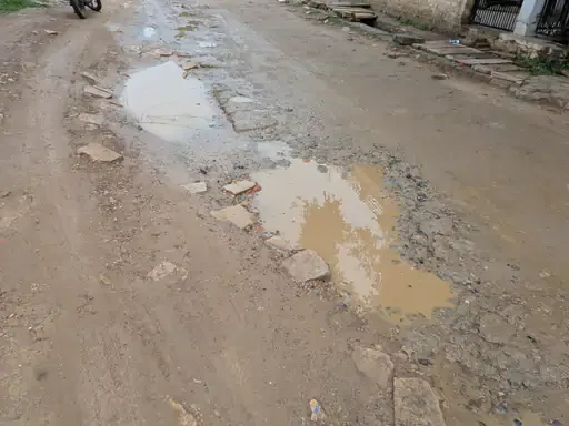 सड़कें बदहाल: शंकरगढ़ बाजार और ऋषि टोला मार्ग पर गड्ढों में भरा पानी
