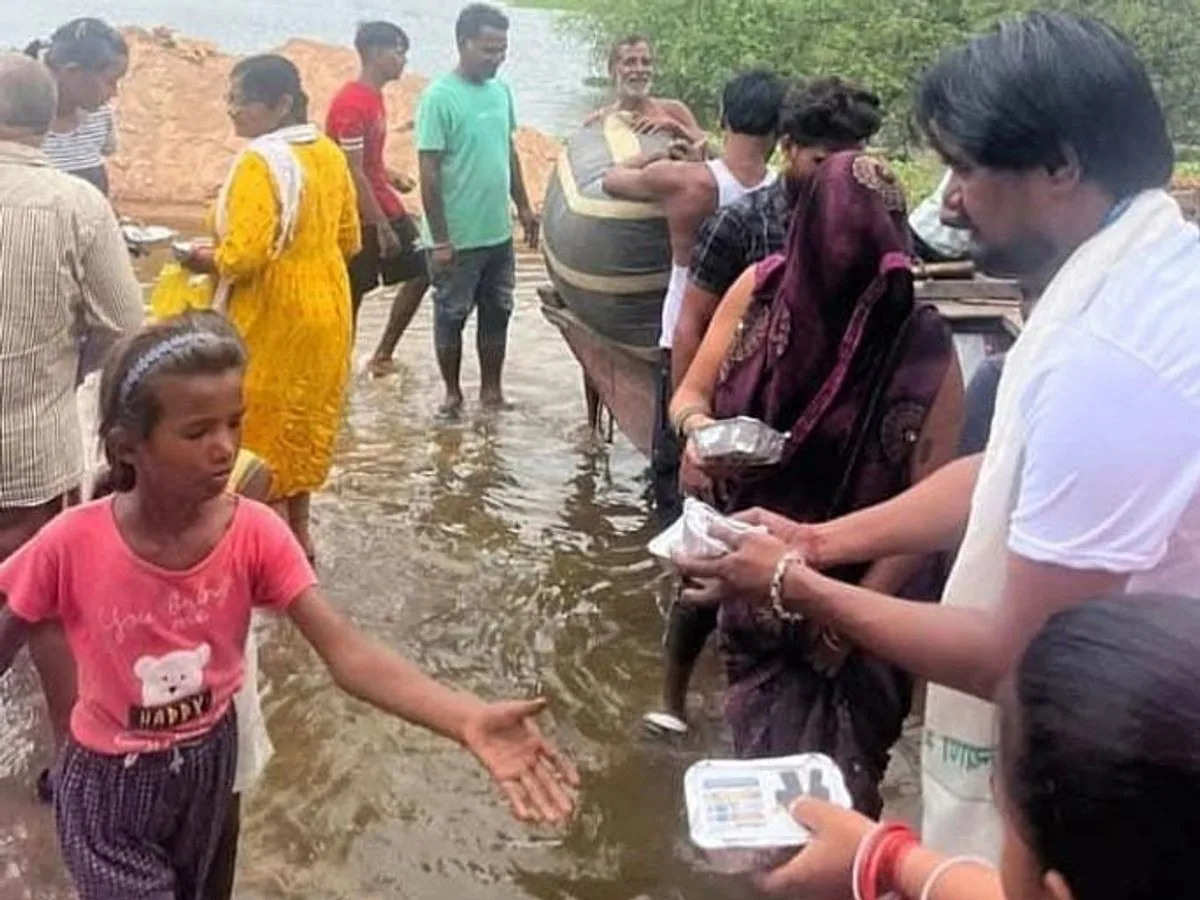 राहत सामग्री वितरण: मकड़ीखेड़ा के 79 परिवारों को नीलिमा ने पहुंचाई मदद