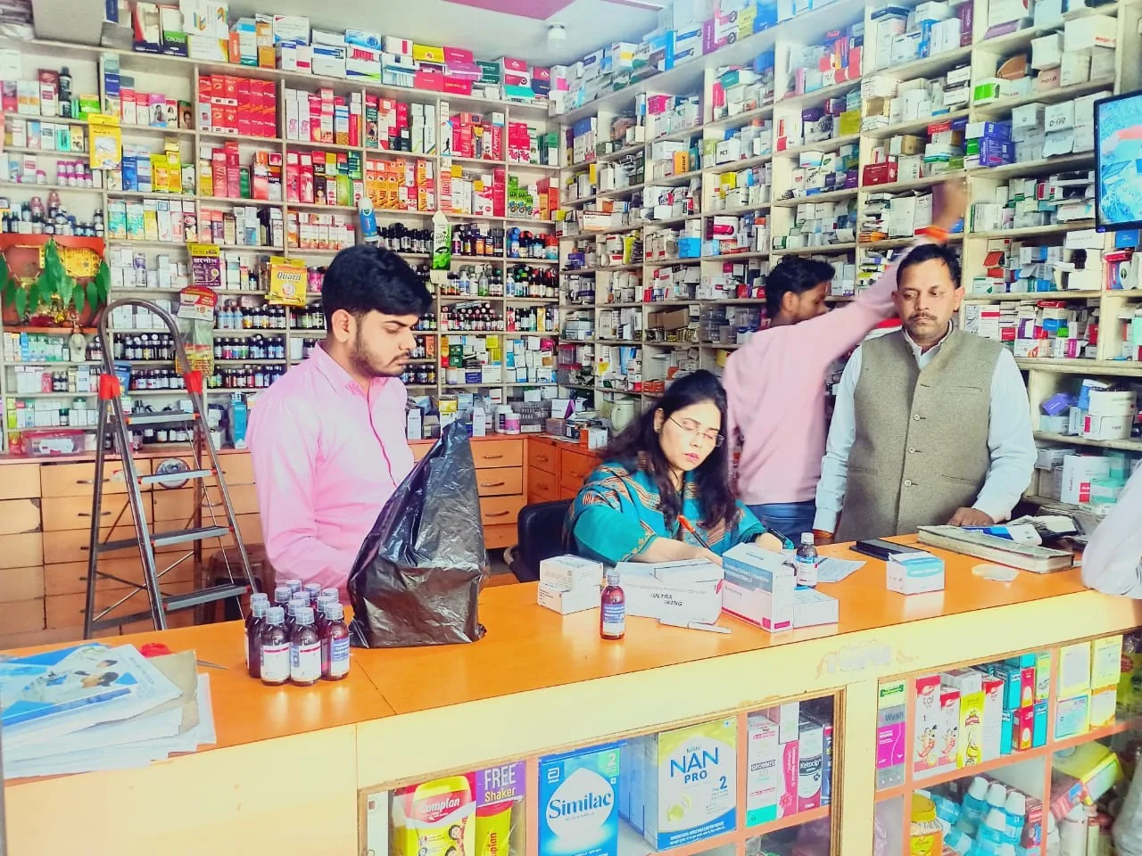 औषधि विभाग की कार्रवाई: बाराबंकी में प्रतिबंधित नारकोटिक्स दवाएं मिलने पर मेडिकल स्टोर सील, दो दवाओं के नमूने जांच के लिए भेजे गए