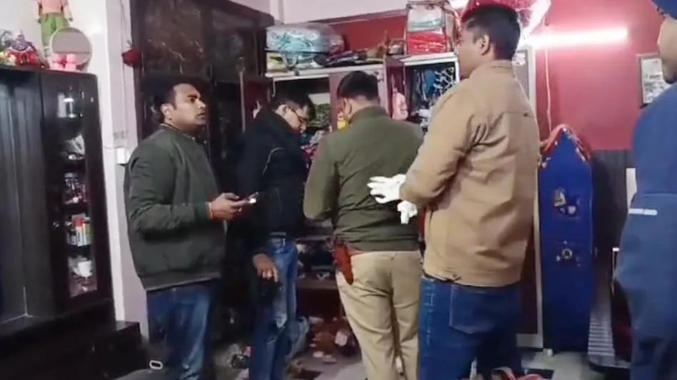बड़ी चोरी: कानपुर में सर्राफ के घर से तीस किलो चांदी और पचहत्तर हजार रुपये नकद पार