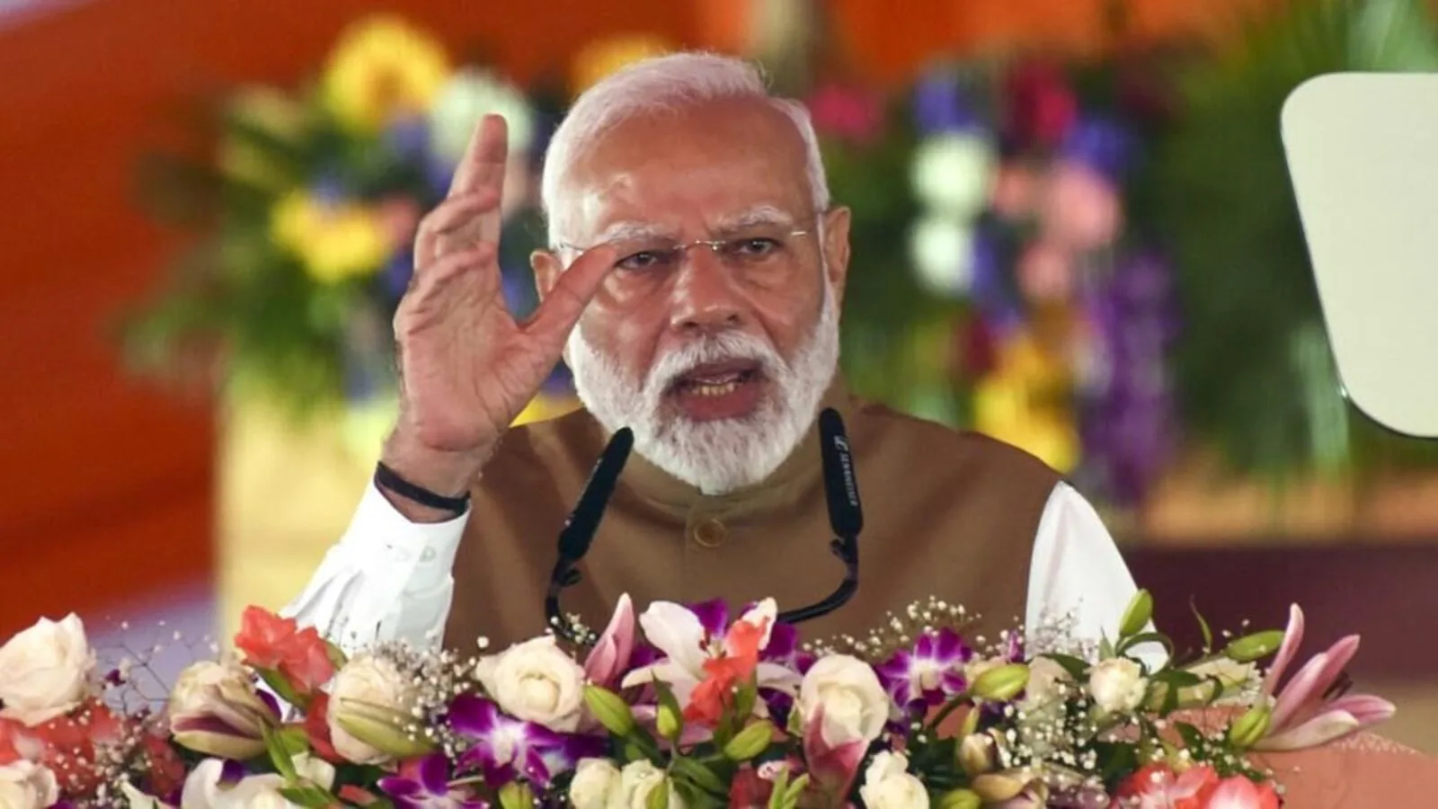 विशेष पल: जन्मदिन की बधाइयों पर शरमा गए प्रधानमंत्री नरेंद्र मोदी