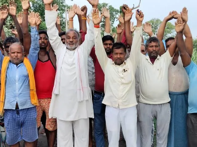 सड़क निर्माण संघर्ष: कुशीनगर में मार्ग बनवाने की मांग को लेकर स्थानीय नागरिकों ने किया प्रदर्शन