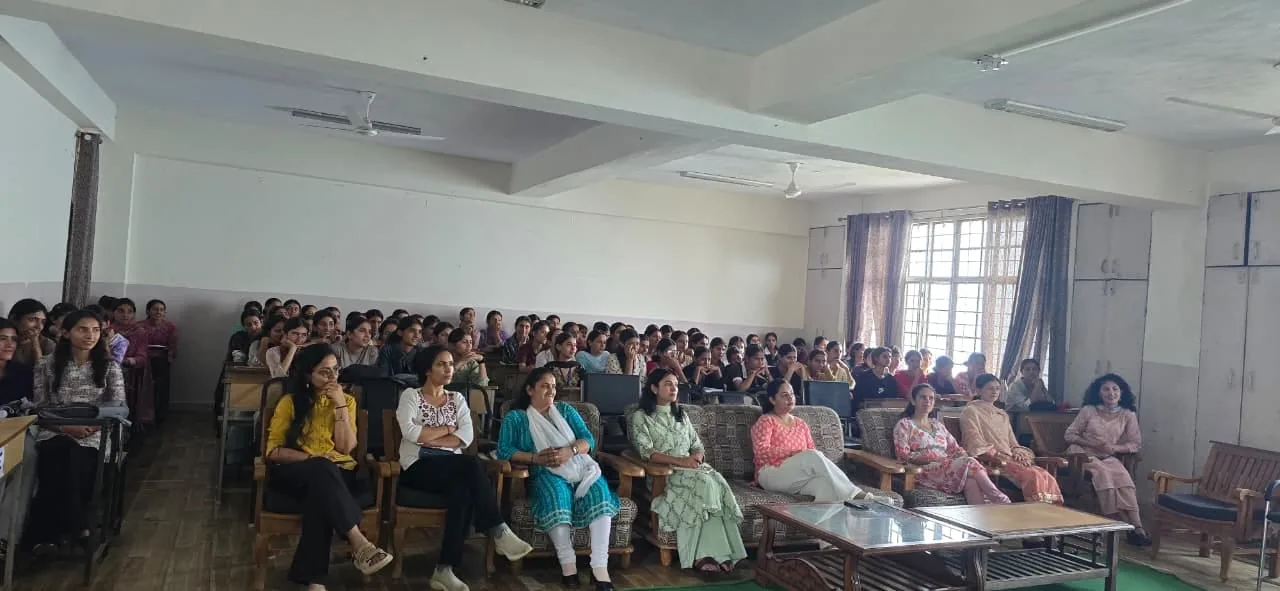 स्वास्थ्य जागरूकता: सिरमौर में छात्राओं को महिला स्वास्थ्य और कल्याण पर किया जागरूक