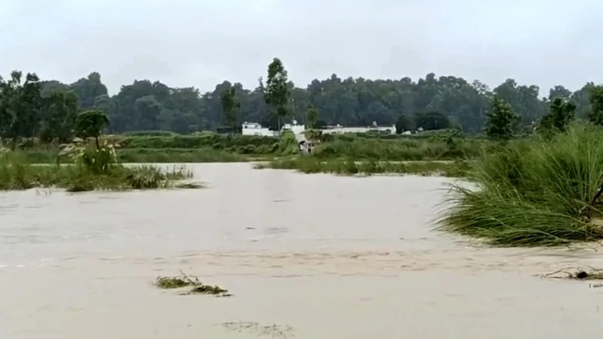 खराब मौसम की मार: सीतापुर में भारी बारिश से जनजीवन ठप, रास्ते बंद और फसलों को भारी क्षति