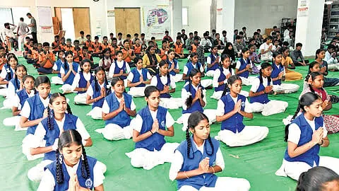 स्वास्थ्य अभियान: जिला अस्पताल और स्कूलों में कराया गया विशेष योगाभ्यास