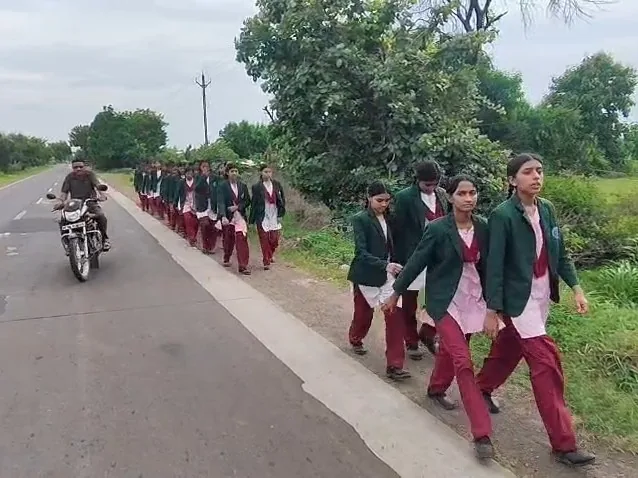 अथक संघर्ष: 30 किलोमीटर पैदल चलकर कलेक्टर के पास पहुंचीं बेटियां, स्कूल में बिजली और पढ़ाई की कमी पर जताई गहरी चिंता