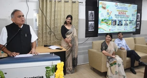 प्रशासन का पाठ: पूर्व मुख्य सचिव ने लखनऊ में छात्रों को दिए प्रशासनिक अनुभव