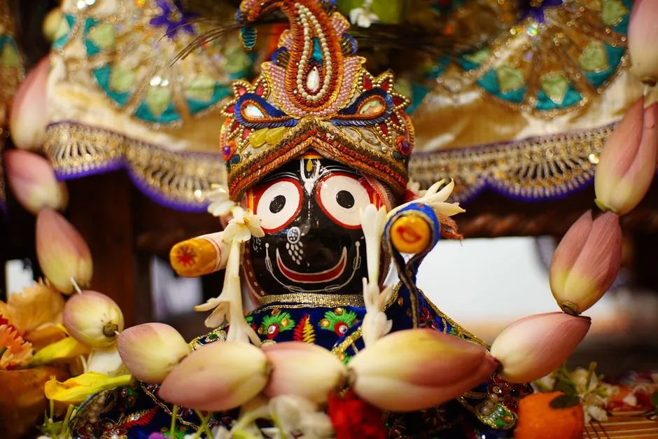 कृष्ण जन्मोत्सव का उल्लास: शिवालय मंदिर में सजी भव्य झांकियों ने मोहा श्रद्धालुओं का मन