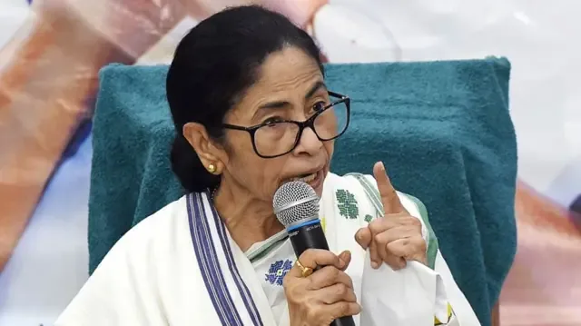 चुनाव आयोग पर हमला: ममता बनर्जी ने नाम और चुनाव चिह्न फ्रीज करने के फैसले को बताया असंवैधानिक और नंदीग्राम में कांग्रेस को दिया समर्थन