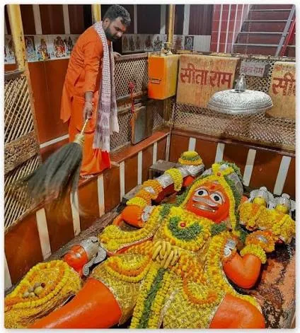 दिव्य दर्शन: लेटे हुए हनुमान जी के पावन स्वरूप से हुई सुबह की शुरुआत