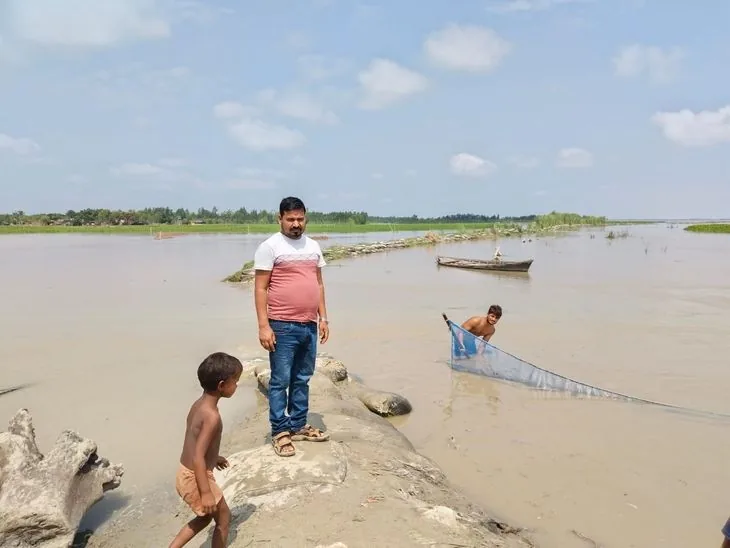 जान जोखिम में: सीतापुर में बाढ़ के पानी से धोबिनपुरवा-टपरी मार्ग डूबा, स्कूली बच्चे कर रहे खतरनाक सफर