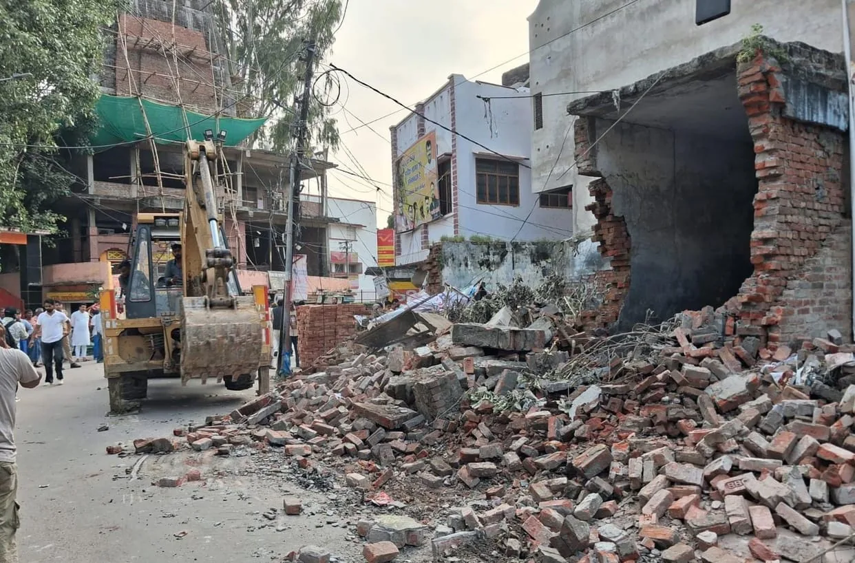 अवैध निर्माण पर कार्रवाई: अयोध्या में अनधिकृत कॉलोनियों पर चला बुलडोजर