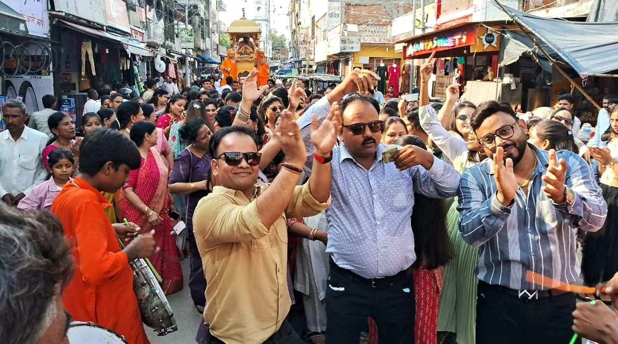 धार्मिक उल्लास: धूमधाम से निकाला गया भगवान महावीर स्वामी का रथ