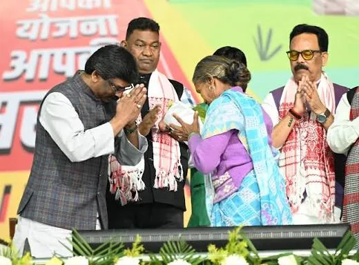 खेल और रोजगार: लोहरदगा डीसी ने कुड़ू में की खिलाड़ियों से चर्चा