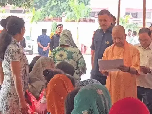 जनता दर्शन में योगी: मुख्यमंत्री ने गोरखपुर में सुनी 150 लोगों की समस्याएं