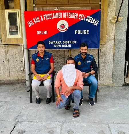 बड़ी कार्रवाई: दहेज उत्पीड़न मामले में फरार चल रहे आरोपी को द्वारका पुलिस ने दबोचा