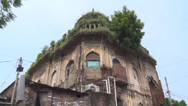 बड़ी लापरवाही: लखनऊ में जर्जर इमारतों में रह रहे हैं लोग, प्रशासन की कार्रवाई सिर्फ नोटिस तक सीमित