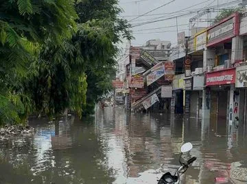 जल निकासी संकट: गोरखपुर में एक मीटर चौड़ा नाला सिमटकर हुआ एक फुट, ठप हुआ पानी का बहाव